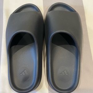 Onyx Yeezy Slide - Size 11